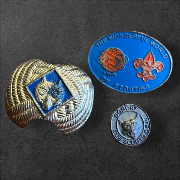 Lot 3 Vintage Boy Cub Scouts Pins And Badges Bobcat Wonderful World Of Scouting - Picture 1 of 3